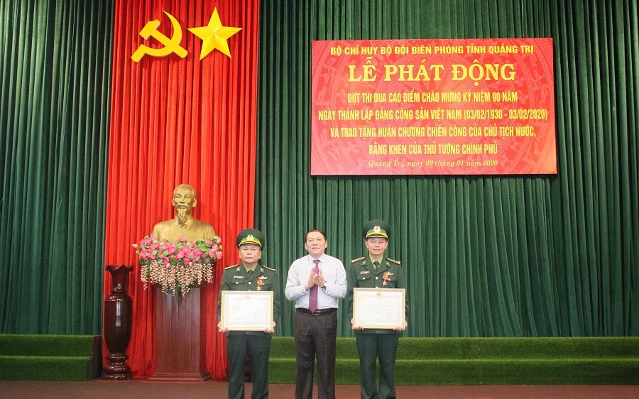 Thừa ủy quyền của Chủ tịch nước, ông Nguyễn Văn Hùng, Bí Thư tỉnh ủy Quảng Trị trao tặng Huân chương Chiến công hạng ba cho các tập thể, cá nhân 