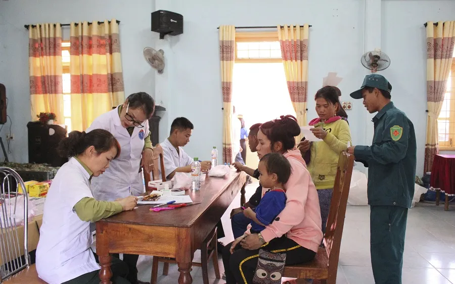 Cấp phát thuốc miễn phí cho người dân địa phương