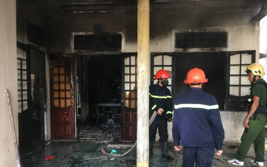 Nhiều vật dụng trong nhà bị thiêu rụi.