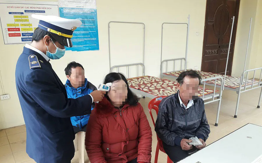 Kiểm tra thân nhiệt của người dân qua lại ở cửa khẩu quốc tế Lao Bảo