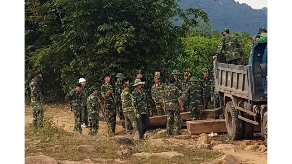 Lực lượng chức năng thu giữ nhiều khối gỗ lậu được cất giấu trong rừng sâu 
