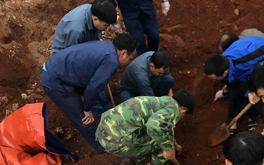 Lực lượng chức năng cất bốc hài cốt liệt sĩ