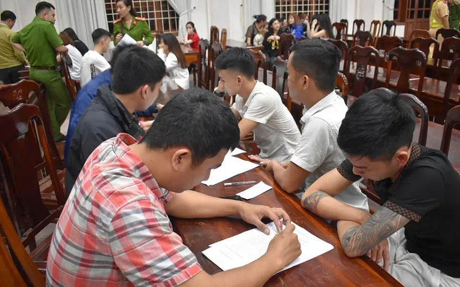 Các đối tượng được Công an thành phố Đông Hà đưa về trụ sở để điều tra.