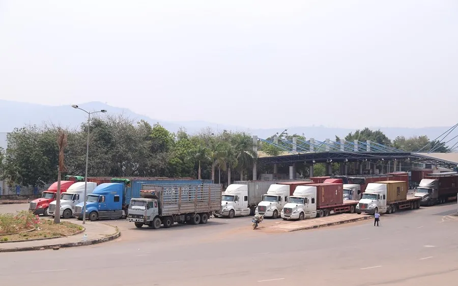 Hàng trăm xe container “rồng rắn” tại cửa khẩu