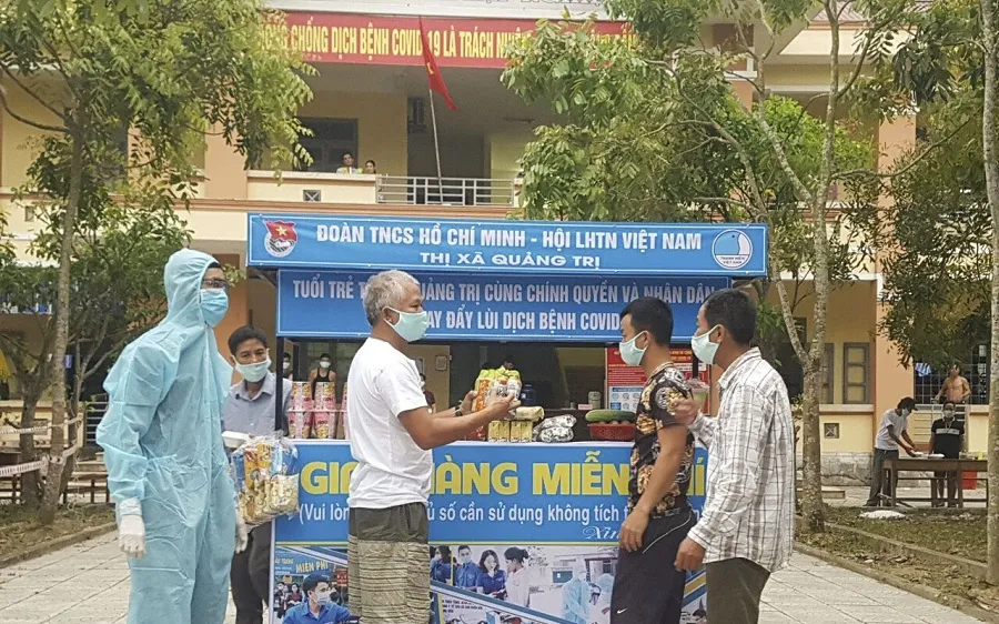 Mọi người đều được nhận miễn phí các nhu yếu phẩm tại gian hàng