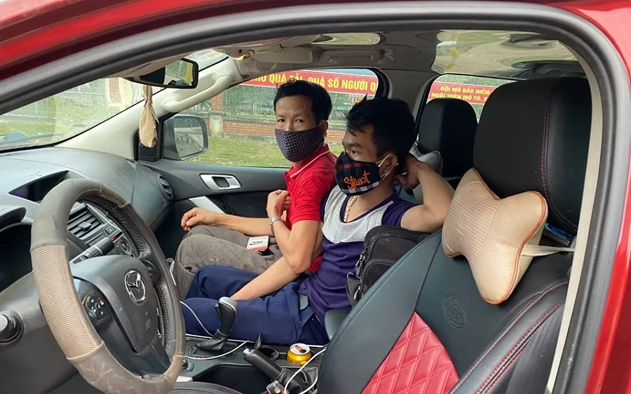 Những người trên ô tô khi bị lực lượng chức năng phát hiện