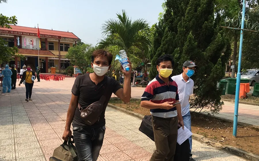 Người dân vui mừng vì hoàn thành cách ly