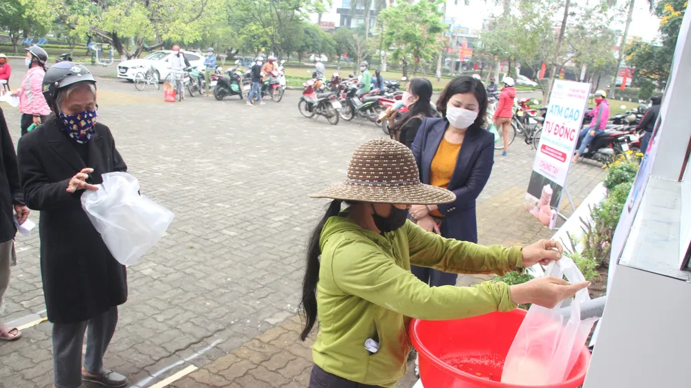 Người dân lấy gạo từ "ATM gạo" miễn phí