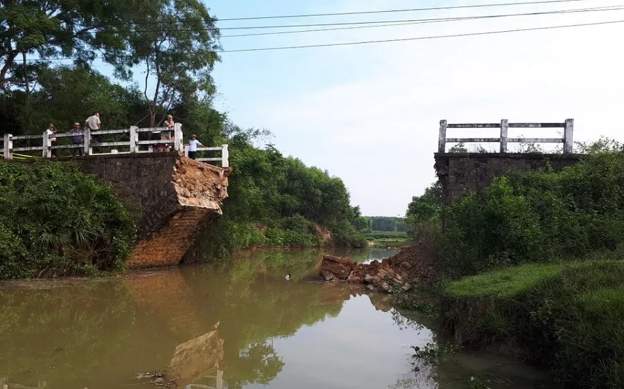 Sập cầu trong đêm, người dân gấp rút làm đường tạm để học sinh đến trường