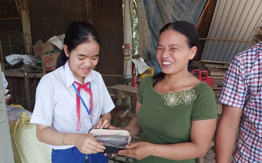 Học sinh lớp 8 trả lại hơn 30 triệu đồng nhặt được bên đường