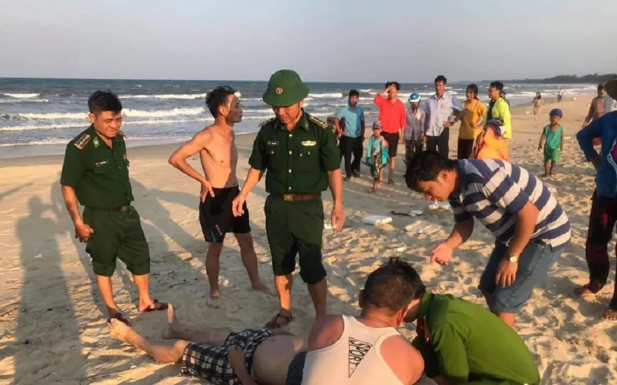 Lực lượng chức năng cùng người dân tiến hành sơ cứu cho nạn nhân.