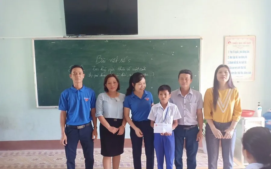 Khen thưởng 2 học sinh nhanh trí cứu bạn đuối nước 