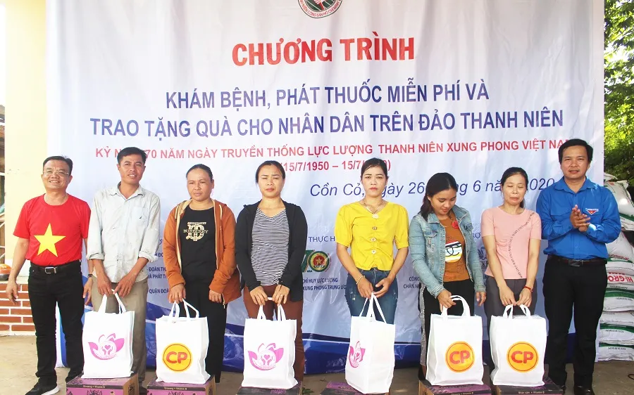 Tặng quà cho người dân huyện đảo Cồn Cỏ.