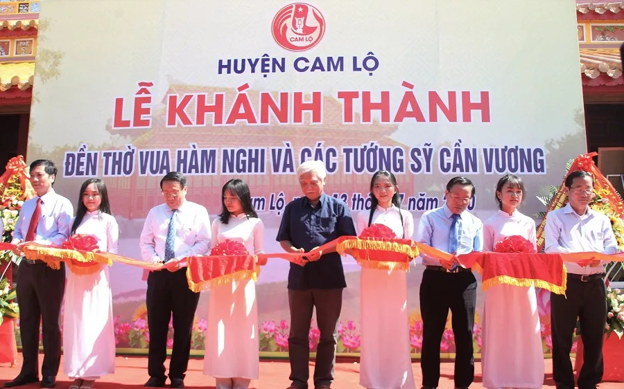 Các đại biểu cắt băng khánh thành Đền thờ vua Hàm Nghi và các tướng sĩ Cần Vương