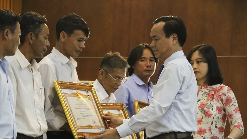 Ông Võ Văn Hưng, Chủ tịch UBND tỉnh Quảng Trị trao tặng danh hiệu Bà Mẹ Việt Nam Anh hùng cho thân nhân các Mẹ Việt Nam Anh hùng