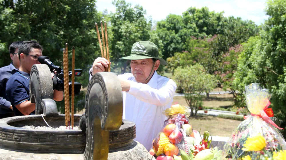 Phó Thủ tướng Thường trực Chính phủ Trương Hòa Bình dâng hương tại Thành cổ Quảng Trị
