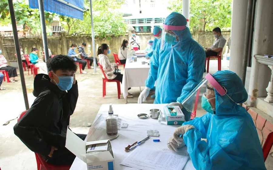 Cơ quan chức năng tỉnh Quảng Trị lấy mẫu xét nghiệm nhanh người về từ vùng có dịch