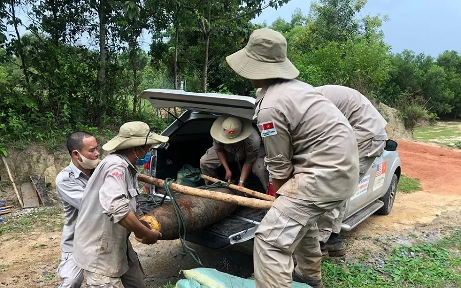 Lực lượng chức năng di chuyển bom về điểm tập kết để tiến hành hủy nổ