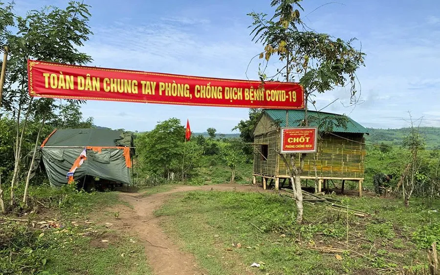 Tận dụng vật liệu tại chỗ, kiên cố chốt nơi tuyến đầu chống dịch