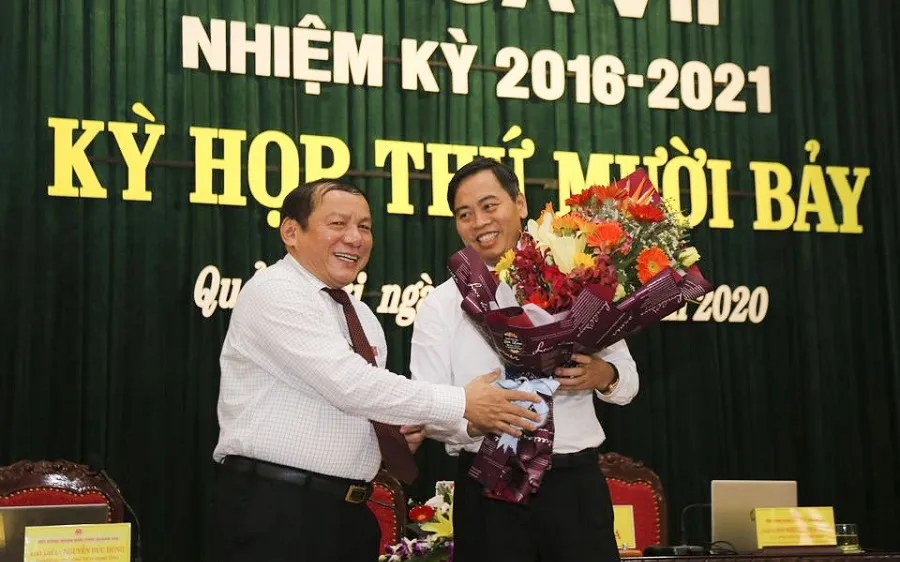 Ông Nguyễn Đăng Quang (phía phải) được bầu làm Chủ tịch Hội đồng Nhân dân tỉnh Quảng Trị