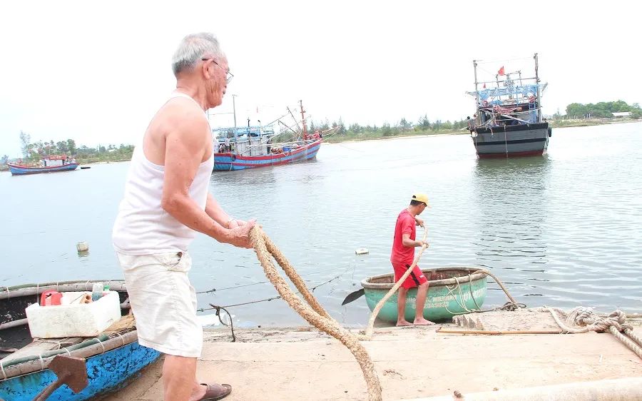 Ngư dân gia cố, neo đậu tàu thuyền để đảm bảo an toàn trong mưa bão