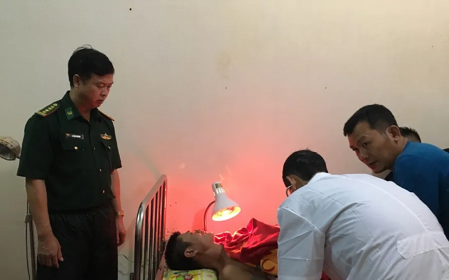 Lực lượng chức năng tiến hành sơ cứu cho các thuyền viên gặp nạn