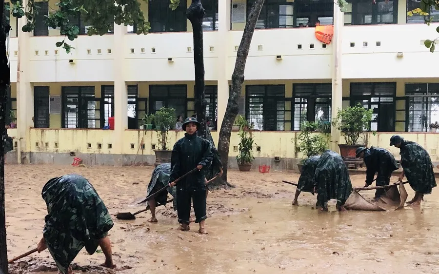 Hàng trăm cán bộ, chiến sĩ Sư đoàn 968 phối hợp với lực lượng chức năng huyện Cam Lộ hỗ trợ người dân dọn dẹp sau khi nước rút