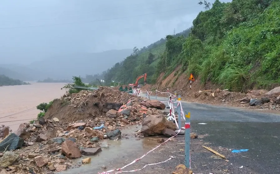 Nhiều đoạn trên tuyến Quốc lộ 9 (qua xã Đakrông, huyện Đakrông) bị sạt lở nghiêm trọng
