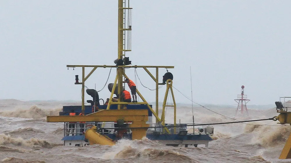 Các thuyền viên phải bám trụ ở khu vực ống khói của tàu Vietship 01 chìm ở khu vực biển cảng Cửa Việt