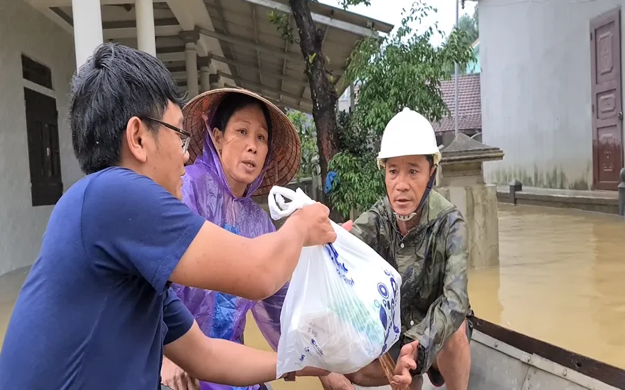 Những phần quà của Báo SGGP đến với người dân xã Hải Sơn (huyện Hải Lăng) kịp thời