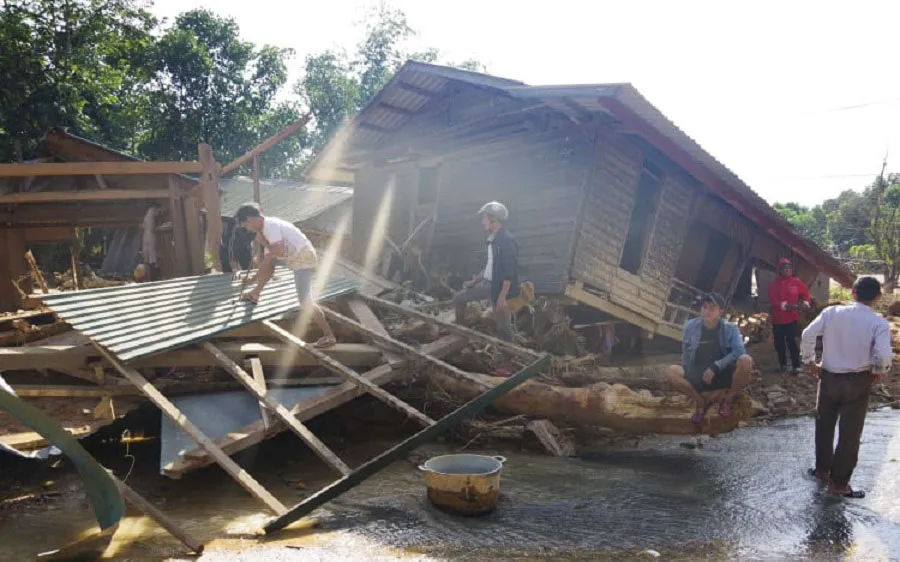 Quảng Trị: Hướng Việt tan hoang sau lũ, 2 lần thả hàng cứu trợ khẩn cấp bằng trực thăng