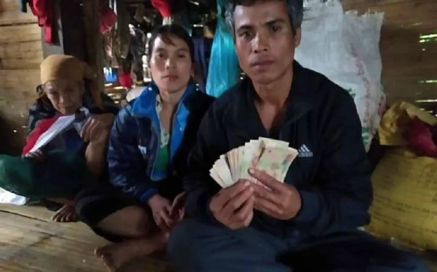 Phát hiện khoản tiền lớn trong quần áo được tặng, vợ chồng nghèo tìm người trả lại