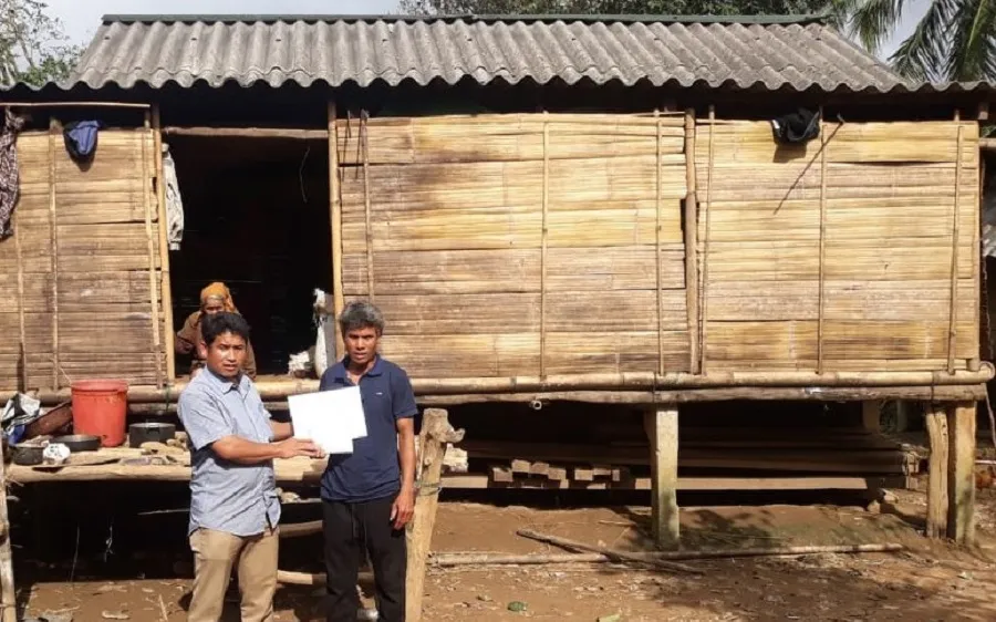 Tặng 10 triệu đồng cho vợ chồng nghèo tìm người trả lại khoản tiền bỏ quên trong quần áo hỗ trợ