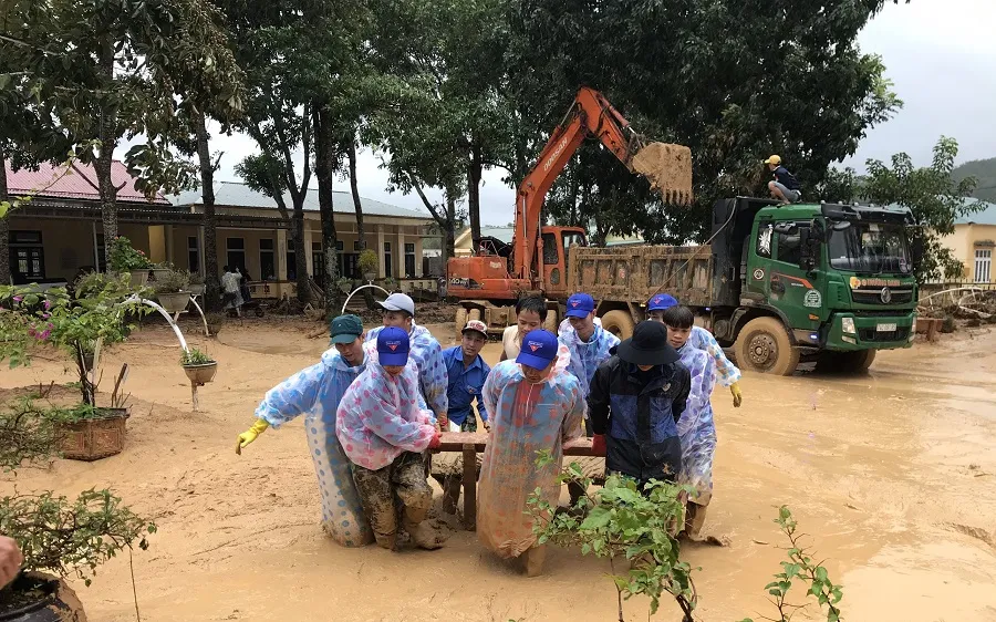 Chung tay hỗ trợ người dân khắc phục hậu quả sau mưa lũ, sớm ổn định cuộc sống.