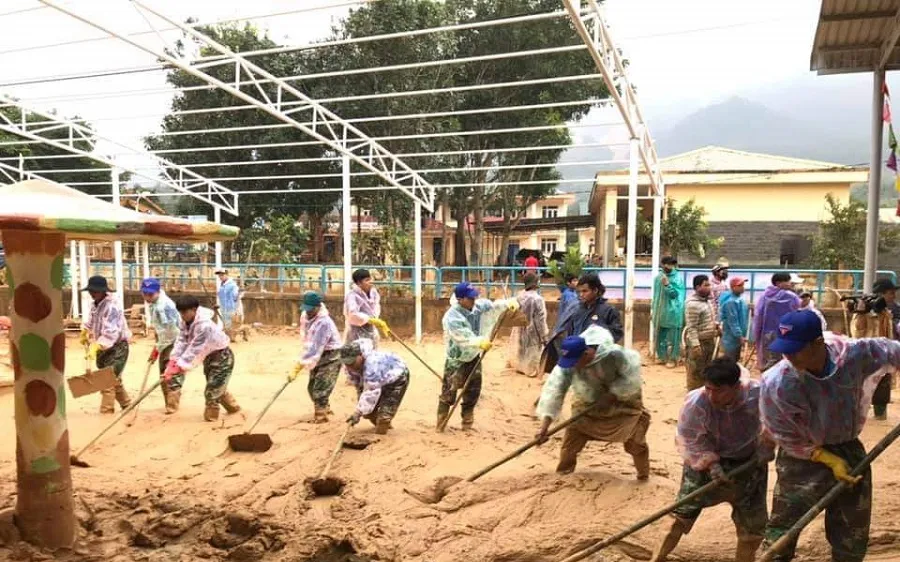 Sau một tháng trường ngập sâu trong bùn đất, học sinh xã Hướng Việt đi học trở lại