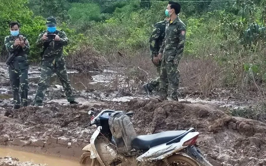 Xe máy và ba lô chứa 8 kg ma túy đá đối tượng để lại hiện trường