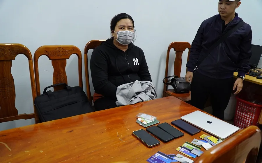 Lừa đảo chiếm đoạt hàng chục tỷ đồng bằng hình thức “nhận quà từ nước ngoài”