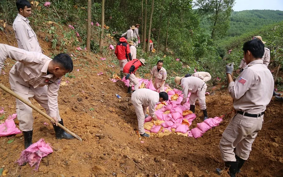 Gần 20 chuyên gia, cán bộ, nhân viên thuộc dự án Nhóm cố vấn bom mìn Anh (MAG) tham gia hủy nổ quả đạn pháo