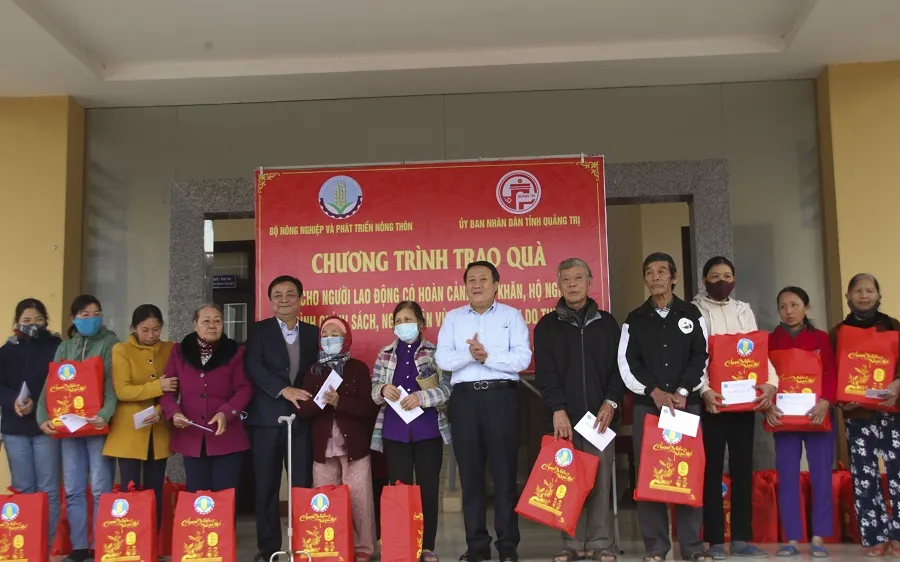 Thứ trưởng Bộ NN-PTNT Lê Minh Hoan thăm hỏi, tặng quà cho các hộ gia đình có hoàn cảnh khó khăn trên địa bàn tỉnh Quảng Trị