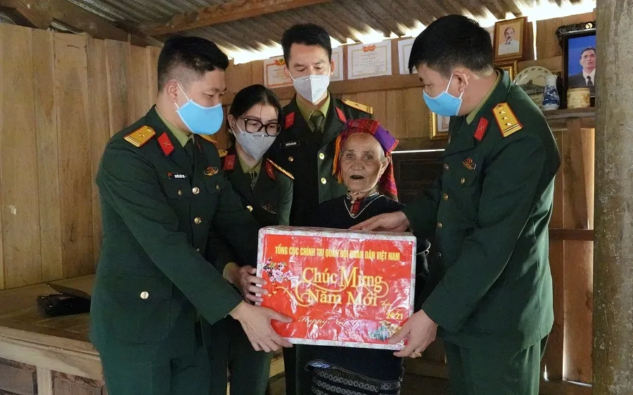 Trao tặng quà cho các hộ gia đình có hoàn cảnh đặc biệt khó khăn trong chương trình “Xuân biên giới thắm tình quân dân”. 