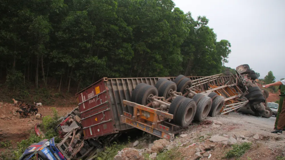Xe đầu kéo mất lái gây tai nạn liên hoàn khiến nhiều người bị thương 