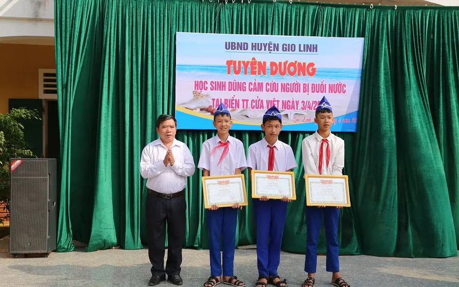 Ba học sinh lớp 8 dũng cảm lao ra biển cứu người bị đuối nước 