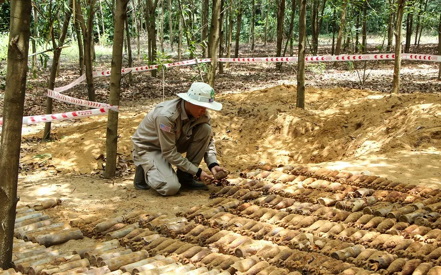 Đội trưởng đội rà phá hiện trường cẩn trọng di chuyển số đạn cối từ dưới hầm lên mặt đất.