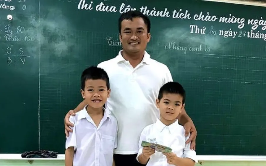 Hai học sinh lớp 1 trả lại gần 30 triệu đồng cho người đánh rơi