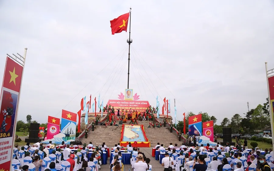 Lá cờ đỏ sao vàng được kéo lên trong không khí trang nghiêm tại Khu Di tích Lịch sử Quốc gia đặc biệt Đôi bờ Hiền Lương - Bến Hải