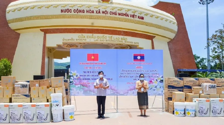 Quảng Trị trao tặng trang thiết bị, vật tư y tế cho 3 huyện của Lào