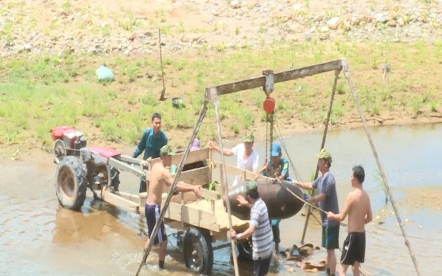 Công binh tiến hành di dời quả bom AN-M65-1000BL nặng khoảng 500kg nằm dưới lòng suối cạn về khu vực an toàn.