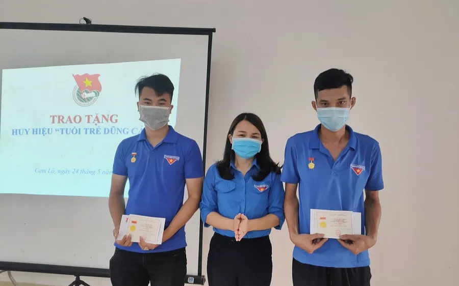 Trao huy hiệu “Tuổi trẻ dũng cảm” cho 2 thanh niên cứu em nhỏ 3 tuổi bị đuối nước
