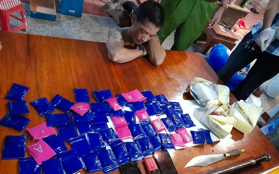 Đối tượng và tang vật bị lực lượng chức năng bắt giữ. ẢNH: CAQT 