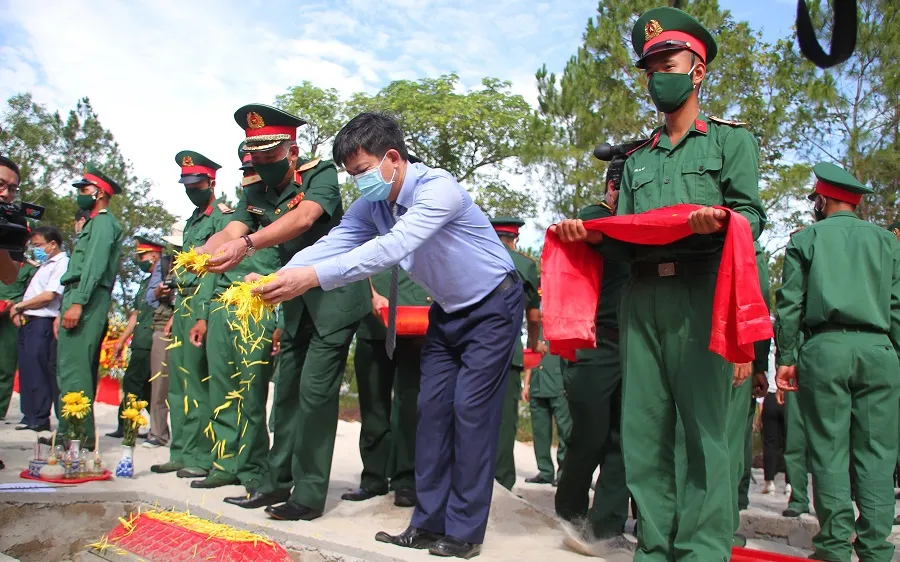 Quang cảnh Lễ truy điệu, an táng hài cốt liệt sĩ